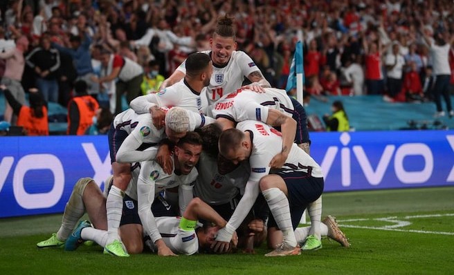 英格兰队庆祝胜局进球。