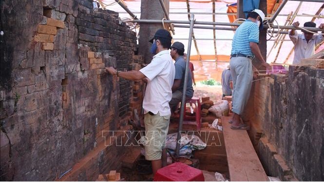 努力在雨季前完成越南占婆建筑艺术杰作——A塔群修缮工作。
