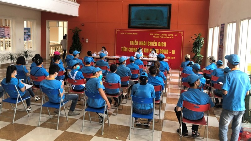 广宁省芒街市开始为边境地区人民接种新冠疫苗。