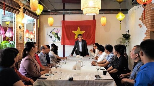 邓明魁大使会见旅俄越南人社群代表。