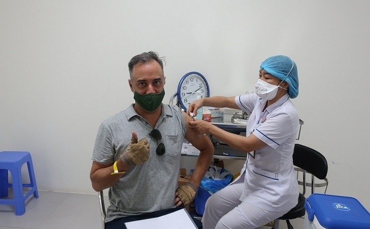 在越外国非政府组织工作人员接受疫苗注册。（图片来源：越南共产党电子报）