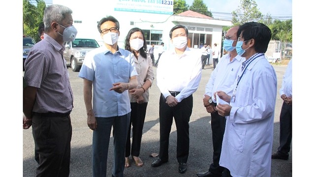 越南政府副总理武德儋与槟椥省肺结核医院领导人交谈。