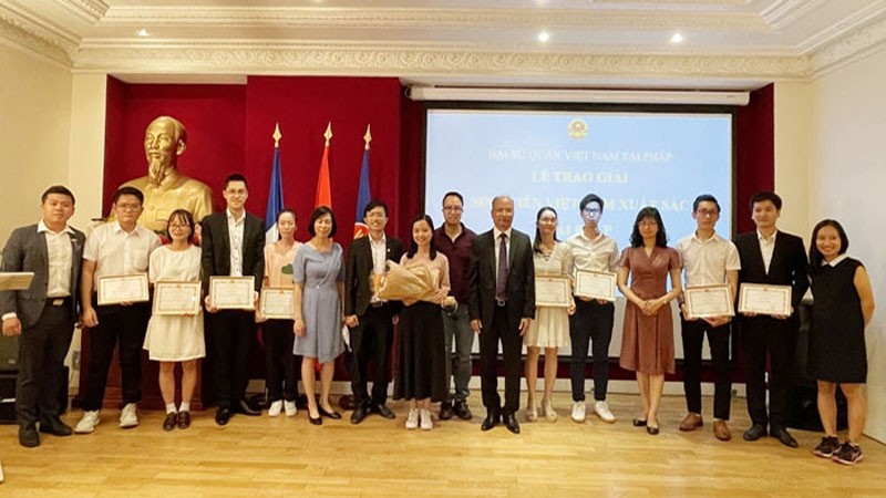 越南驻法国大使丁全胜与获奖学生合影。