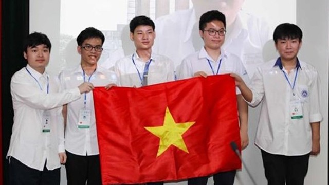 越南学生在越南参加2021年国际数学奥林匹克竞赛开幕式。