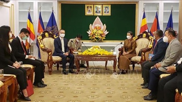 越南驻柬埔寨大使武光明与柬埔寨副首相梅森安出席捐助款交接仪式。