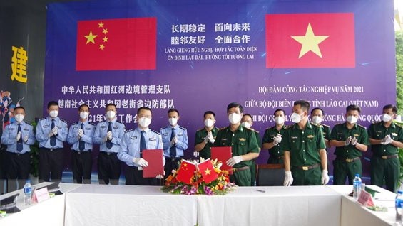 越南老街省边防部队代表团与中国云南省红河边境管理支队举行会谈。（图片来源：越通社）