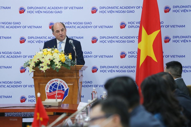 英国国防大臣本·华莱士7月22日与越南外交学院师生交谈。