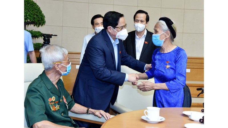 范明正总理与越南英雄母亲交流。（陈海 摄）