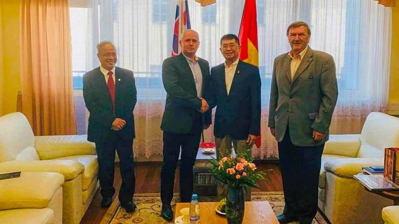 越南驻斯洛伐克大使阮俊会见斯洛伐克共产党主席。（图片来源：国际报）