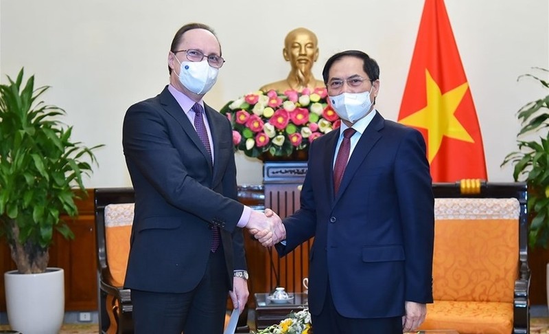 越南外交部部长裴青山会见俄罗斯驻越南大使根纳季•贝兹德科。（图片来源：外交部）