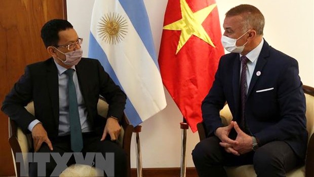 越南驻阿根廷大使杨国青和米西奥内斯省副省长奥马尔·阿尔切。