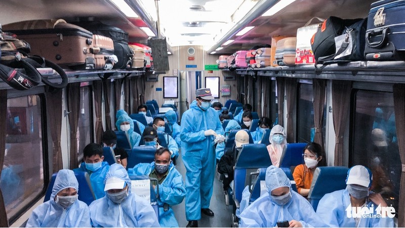 特殊列车承载胡志明市疫区的人员安全返乡。（图片来源：《青年人报》）