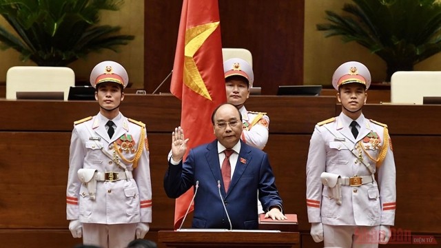 国家主席阮春福宣誓就职。