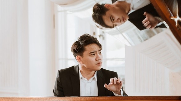 阮越忠钢琴师。（图片来源：年轻人报）