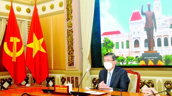 阮诚峰先生在线会见但丁·布兰迪总领事。（图片来源：西贡解放报）