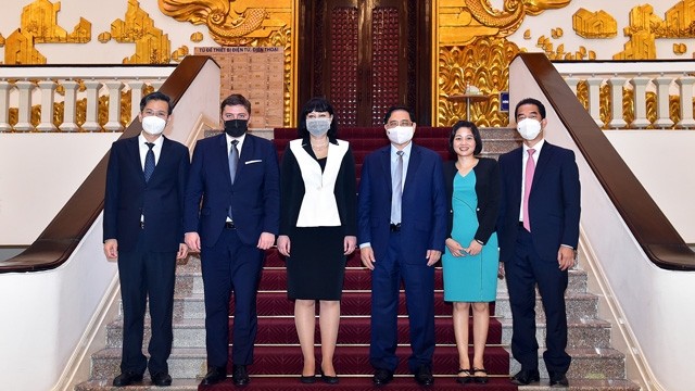 范明正总理和罗马尼亚驻越南大使克里斯提娜•罗米拉 一行合影。（陈海 摄）