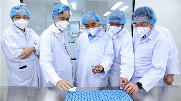 阮春福走访正在开展新冠疫苗Nanocovax临床试验的Nanogen医药生物技术股份有限公司。（图片来源：越通社）