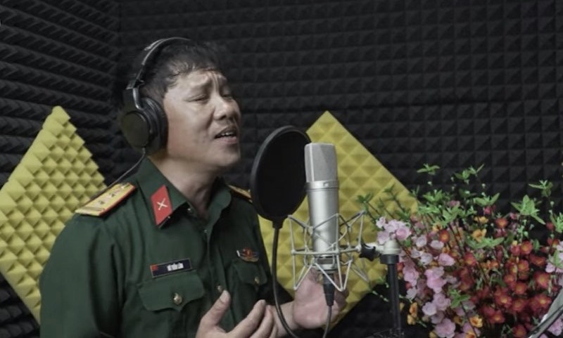 越南优秀艺人进林为观众献上歌曲。