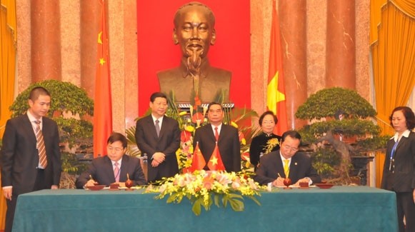黎鸿英同志和阮氏缘同志与习近平同志共同出席了两国之间一些合作文件的签字仪式。 (Photo: 孟雄   摄)