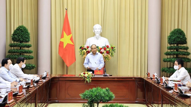 越南国家主席阮春福会见越南纺织服装业代表。（图片来源：VOV）