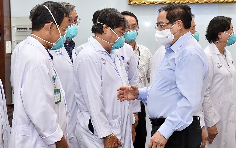 附图：范明正总理看望大水镬医院的医务人员队伍。（图片来源：VGP）