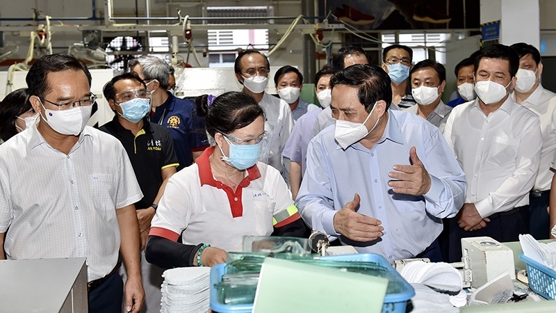 范明正总理检查Ching Luh（越南）鞋类生产公司的抗疫工作。
