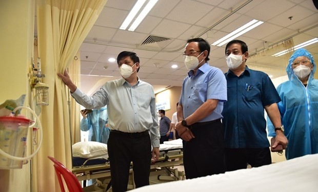 阮文年书记和阮青龙部长视察胡志明市国际医院。（图片来源：年轻人报）