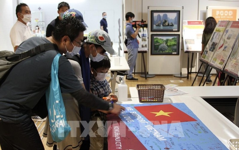 日本东京国分寺市市民为越南体育代表团助威。（图片来源：越通社）