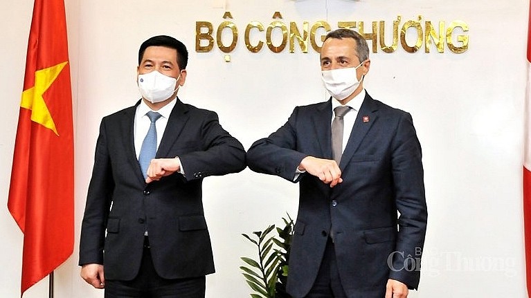 阮鸿延部长和瑞士联邦委员会副主席兼外交部长卡西斯。（图片来源：工贸报）