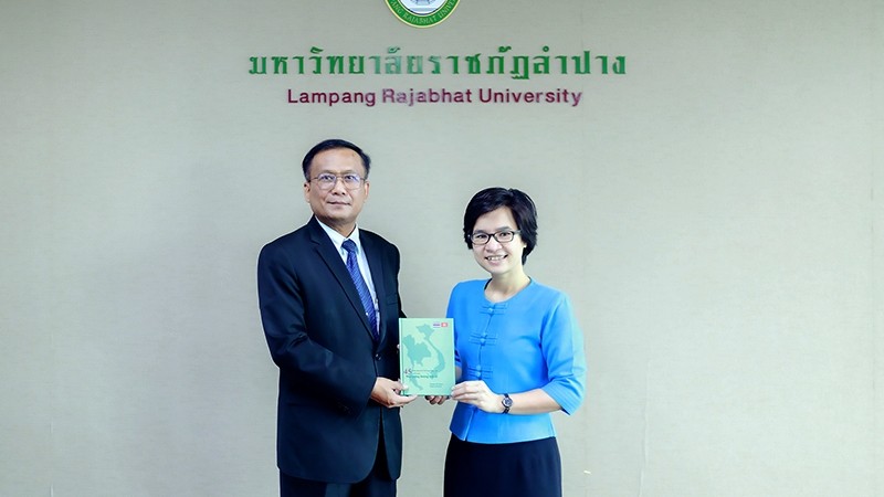 作者向泰国南邦皇家大学赠送书籍。