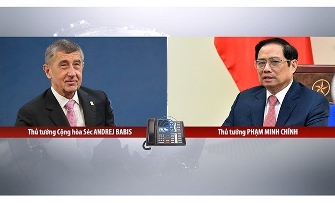 越南政府总理范明正与捷克总理安德烈·巴比什通电话。