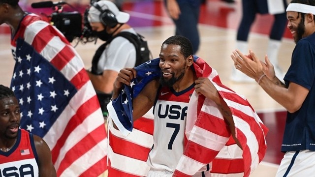 美国篮球运动员凯文杜兰特（Kevin Durant）庆祝冠军。
