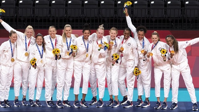 美国女子篮球队庆祝金牌。