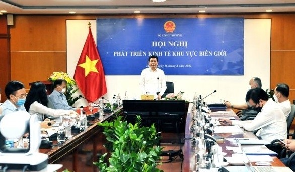 阮鸿延部长主持会议。（图片来源：工贸报网）