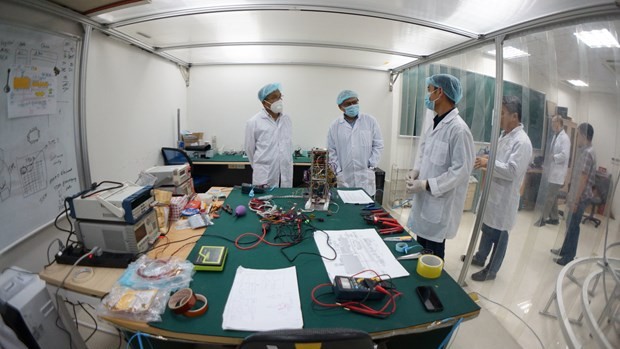 越南航天中心科学家研发纳龙微型卫星。（图片来源：越通社）
