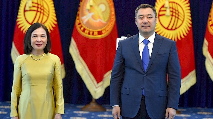 阮氏红莺大使向吉尔吉斯斯坦总统萨德尔·扎帕罗夫递交国书。（图片来源：国际报）