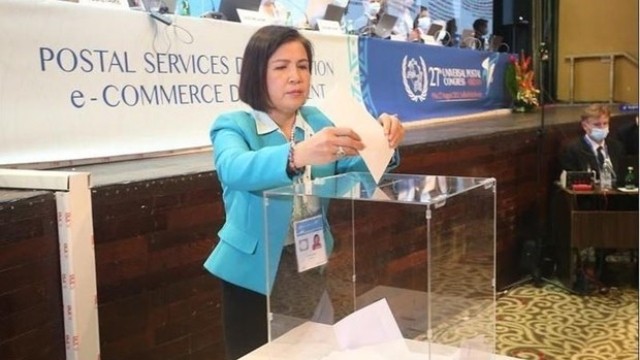 黎氏雪梅大使代表越南参加第27届万国邮政联盟大会上投票。（图片来源：国际报）