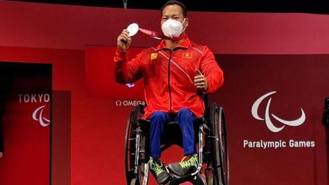 越南残疾运动员黎文公赢得男子举重银牌.。