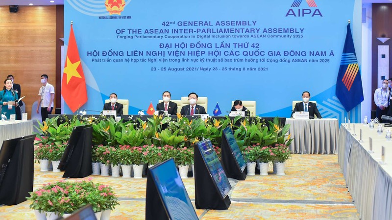 越南国会主席王廷惠率领越南国会高级代表团出席第42届东盟议会联盟大会。