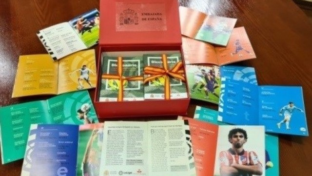 越南-西班牙足球术语手册。（图片来源：西班牙驻越大使馆）