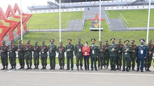 越南人民军副总参谋长冯士晋中将和越南人民军代表团合影。