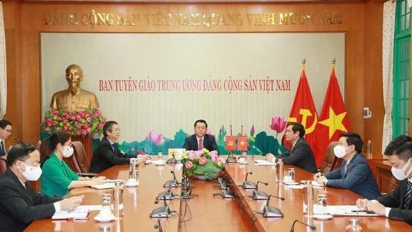 越共中央宣教部部长阮重义与中共中央宣传部部长黄坤明通电话。（图片来源：越通社）
