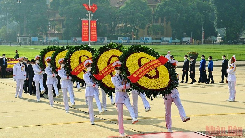 越南国庆76周年：党和国家领导入陵瞻仰胡志明主席遗容。