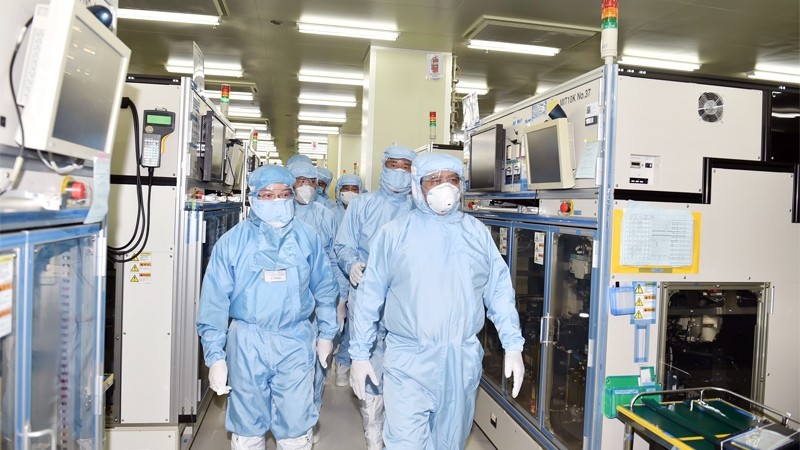 范明正总理检查设在平阳省的Saigon Stec有限公司的生产经营与防疫工作。
