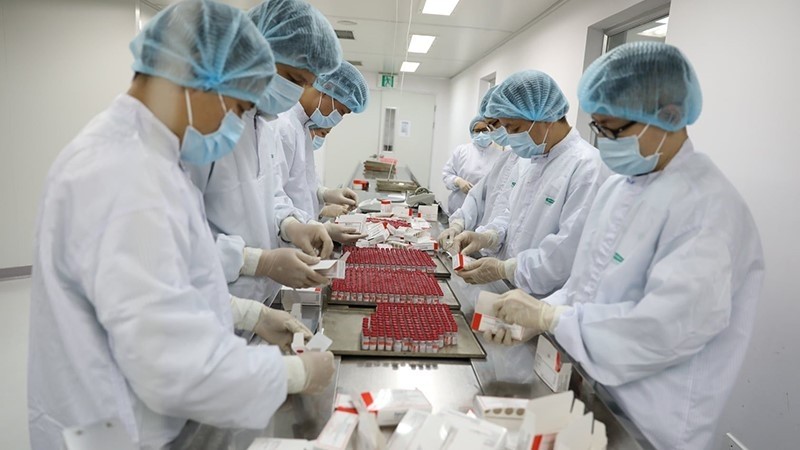 俄罗斯Sputnik V疫苗在越南Vabiotech公司加工装瓶。（图片来源：VABIOTECH）