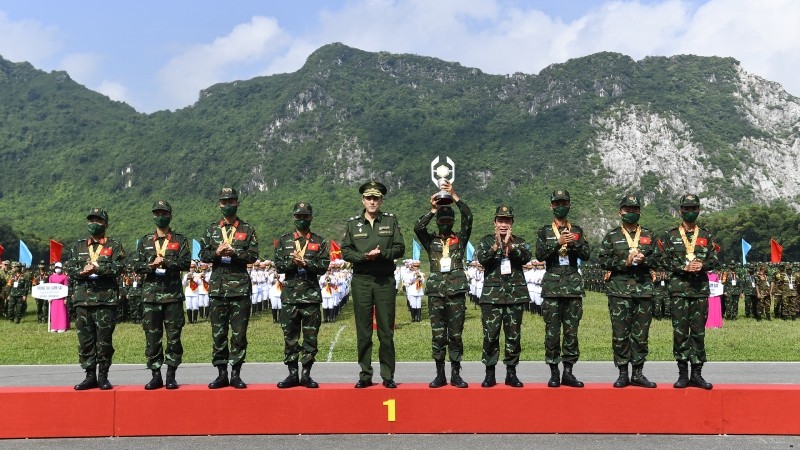 越南参赛队夺得“狙击边界”比赛的杯赛和金牌。