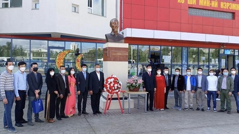 越南驻蒙古国大使馆代表团在胡志明塑像前敬献花圈。