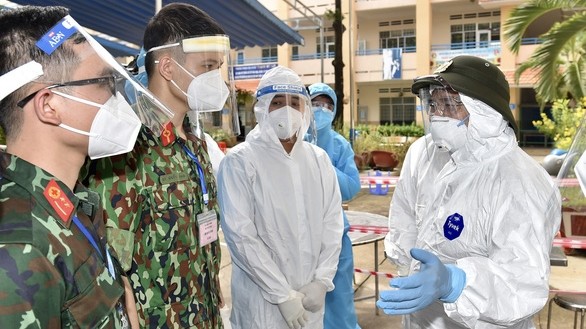 政府总理范明正对胡志明市防疫工作进行检查。（图片来源：VGP）
