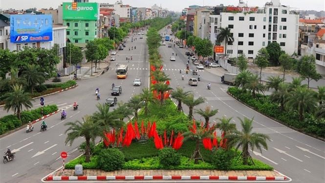 2020年，首都河内各条街道挂满着金星红旗和五颜六色的彩旗、鲜花和标语，庆祝9·2国庆节75周年。（图片来源：越通社）