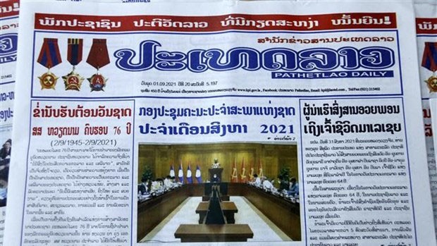 老挝人民革命党中央机关报《人民报》刊登一篇文章，其中高度评价越南所取得的成就和发展展望。（图片来源：越通社）